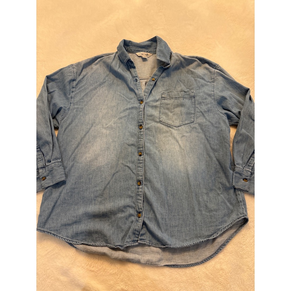 Old Navy The Boyfriend Shirt Womens Medium Light Wash Denim Button Down Blue